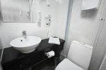 fragment łazienki w kolorystyce czarno-białej